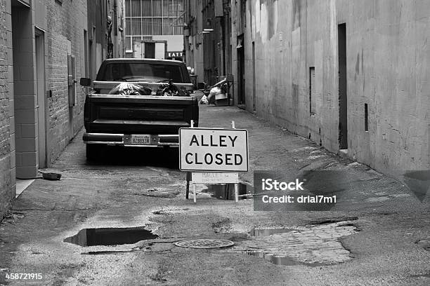 Grungy Seattle Alley Foto de stock y más banco de imágenes de Aire libre - Aire libre, Arquitectura exterior, Blanco y negro