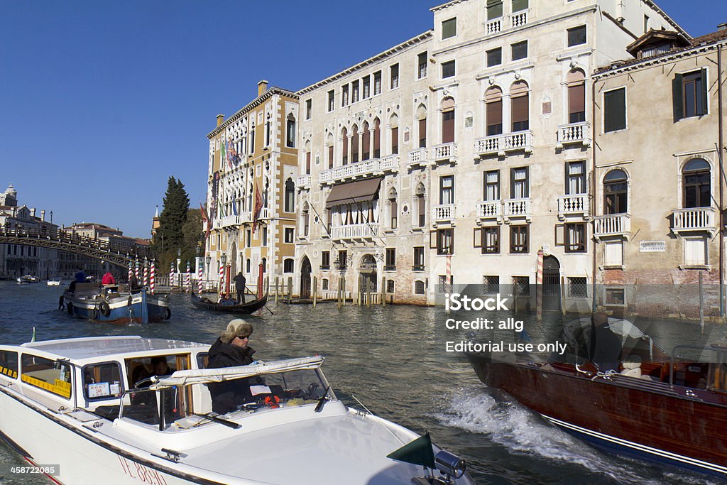 Ruch na Canal Grande w Wenecji. - Zbiór zdjęć royalty-free (Barka - Statek przemysłowy)