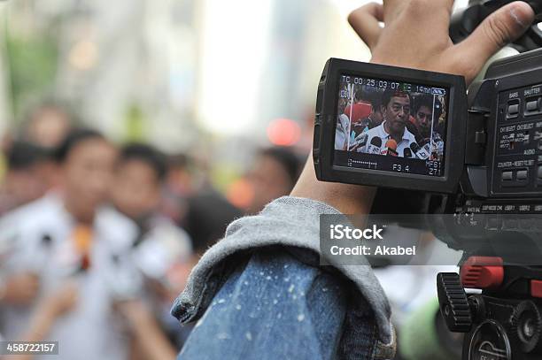 Photo libre de droit de Fonctionnaire Du Gouvernement Pour Une Entrevue banque d'images et plus d'images libres de droit de Journaliste - Journaliste, Accident et désastre, Appareil photo