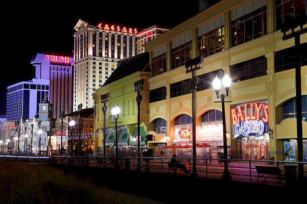 atlantic city casinos e passeio de tábuas - atlantic city gambling new jersey built structure imagens e fotografias de stock