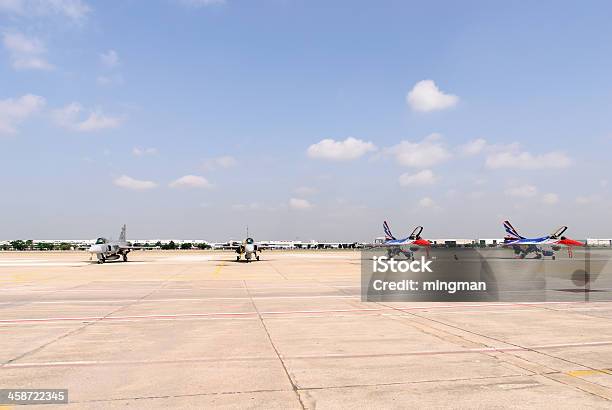 Breitling Jet Team Sotto Il Cielo Blu Royal - Fotografie stock e altre immagini di Aereo militare - Aereo militare, Aereo privato, Aeronautica