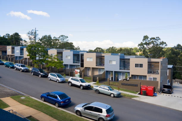 maisons sur la rue animée - row house townhouse house in a row photos et images de collection