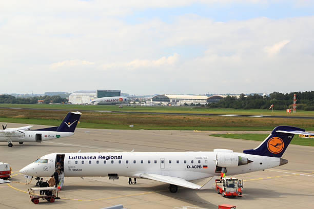 flughafen friedrichshafen - crj 700 stock-fotos und bilder