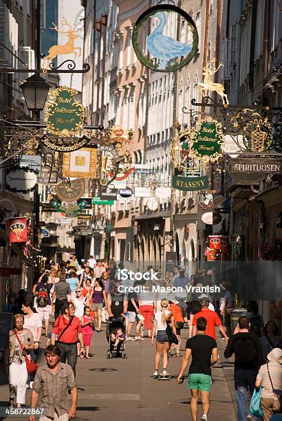 Foto de Salzburgo Áustria e mais fotos de stock de Cidade Velha - Cidade Velha, Fazer Compras, Fotografia - Imagem