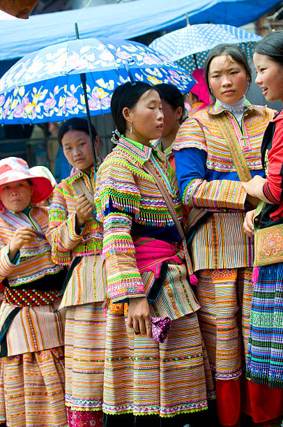 blume hmong tribe frauen in bacha, vietnam - bac ha stock-fotos und bilder