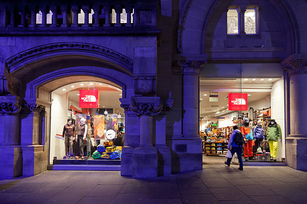 iluminado frontage de the north face shop, glasgow, escocia - north face eiger mountain fotografías e imágenes de stock