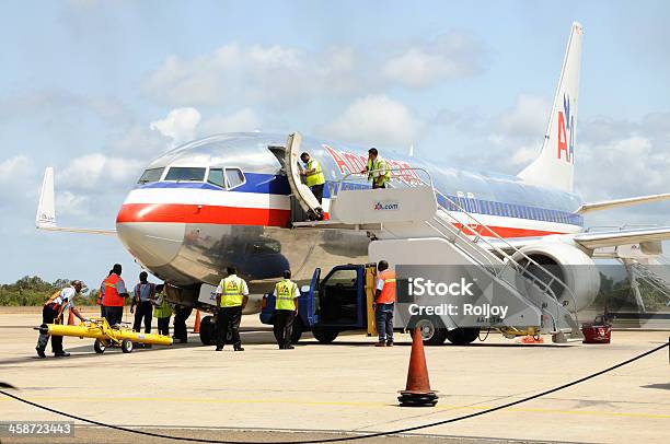 Avião Em Asfalto - Fotografias de stock e mais imagens de Aeroporto - Aeroporto, Belize, Alfalto