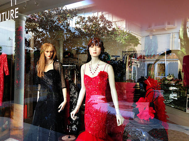 elegante manequins em frente da janela - boutique mobilestock mannequin fashion - fotografias e filmes do acervo