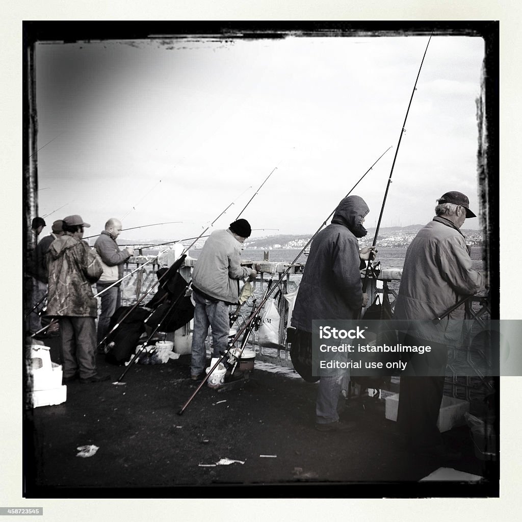 Homens pescando na ponte Galata em Istambul - Foto de stock de Adulto royalty-free