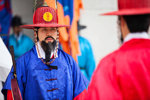 coreano guardia reale a gyeongbokgung - seoul honor guard horizontal front view foto e immagini stock