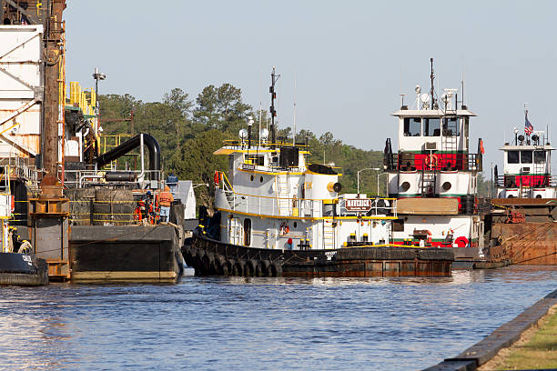 kommerzielle schwimmbagger vicksburg auf der intra-coastal waterway - intra coastal stock-fotos und bilder