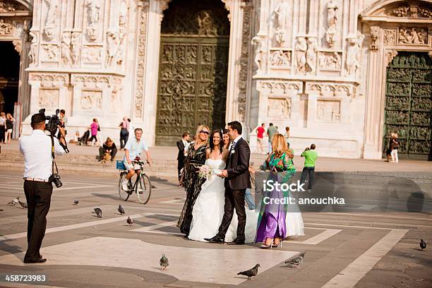 Ślub Para Pozujących Do Filmowiec Na Duomo Mediolan Włochy - zdjęcia stockowe i więcej obrazów Ślub