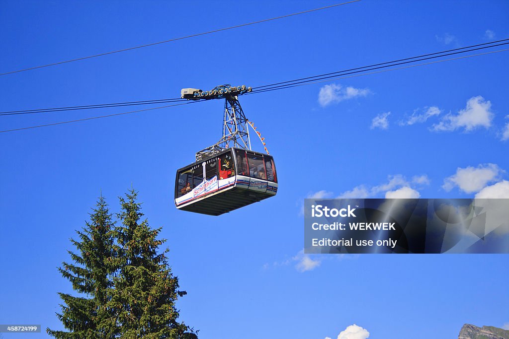 Schilthorn cabo carro leva os passageiros da montanha - Foto de stock de Alpes europeus royalty-free