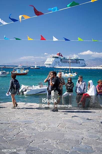 Foto de Viajantes Em Mykonos Grécia e mais fotos de stock de Barco a Vela - Barco a Vela, Barco de passageiros, Cena Não-urbana