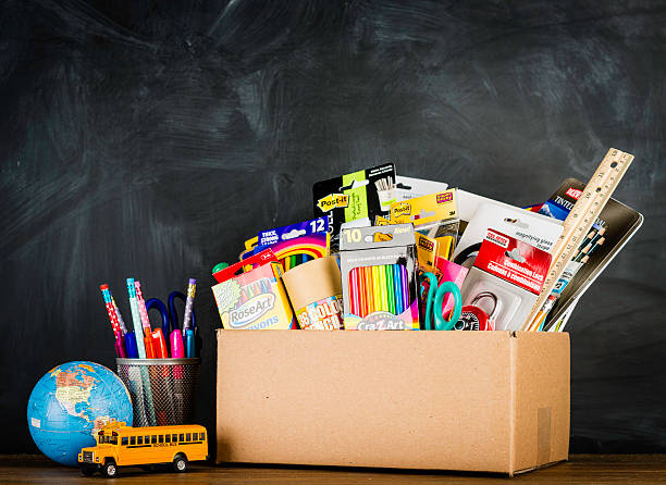 urne de donation pour les fournitures scolaires - fournitures scolaires photos et images de collection