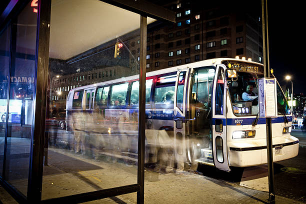 pierwsze na autobusie - people traveling business travel travel new york city zdjęcia i obrazy z banku zdjęć