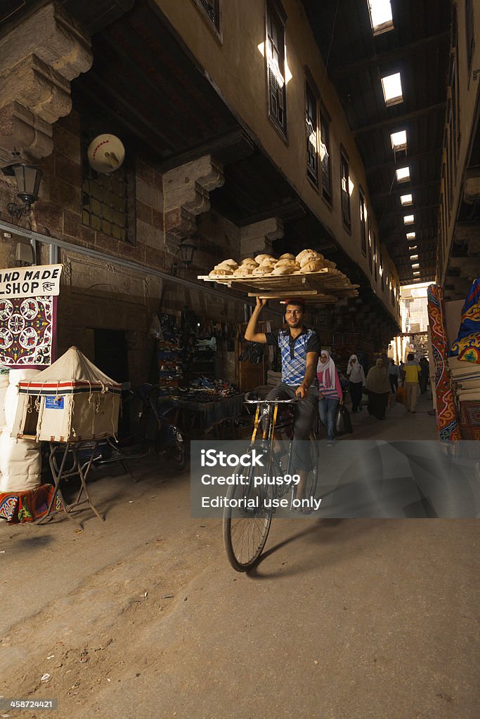 Велосипедная хлеб доставка Souq нести Руководитель - Стоковые фото Каир роялти-фри