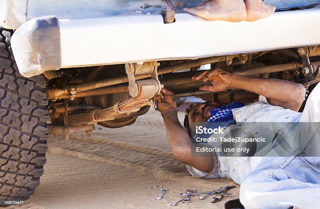 Mann reparieren Auto - Lizenzfrei Auto Stock-Foto