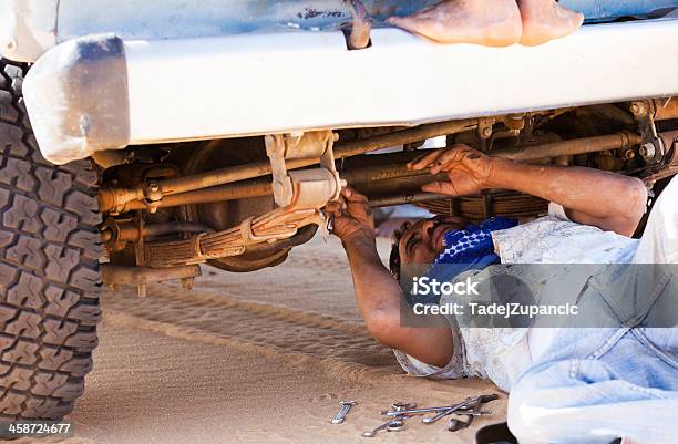Mann Reparieren Auto Stockfoto und mehr Bilder von Auto - Auto, Autowerkstatt, Erwachsene Person