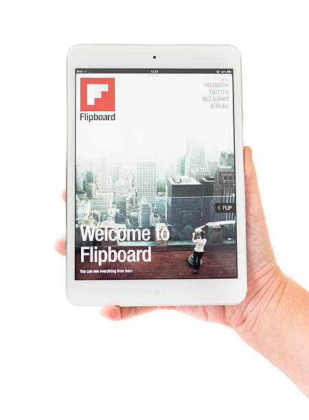 ludzką ręką trzymając nowy ipad mini z flipboard aplikacji - ipad mini human hand ipad ipadmini zdjęcia i obrazy z banku zdjęć