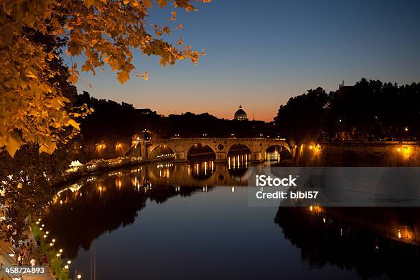 Río Tiber En Roma Por La Noche Foto de stock y más banco de imágenes de Agua - Agua, Agua estancada, Aire libre
