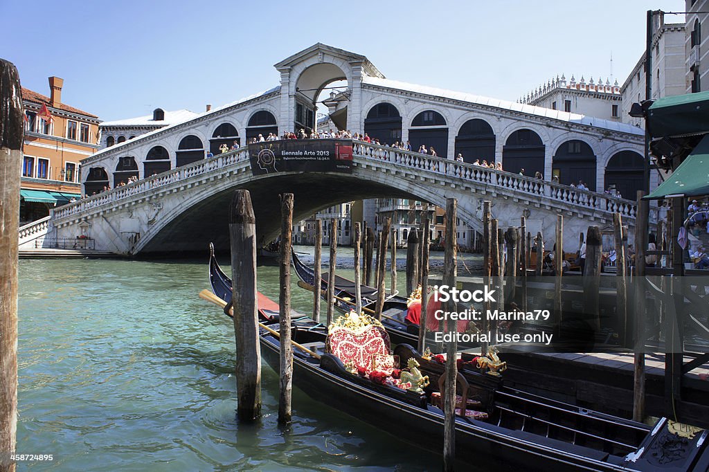 Gondola at Most Rialto - Zbiór zdjęć royalty-free (Architektura)