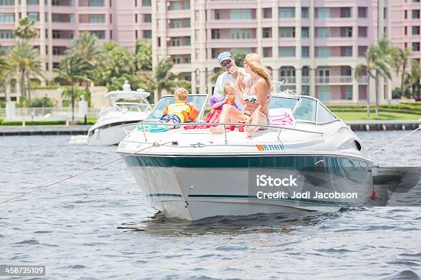 Amor Local Barcos No Oceano - Fotografias de stock e mais imagens de Ancorado - Ancorado, Ao Ar Livre, Atividade Recreativa