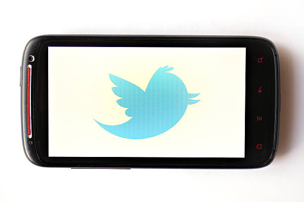 twitter de teléfono - android social networking downloading smart phone fotografías e imágenes de stock