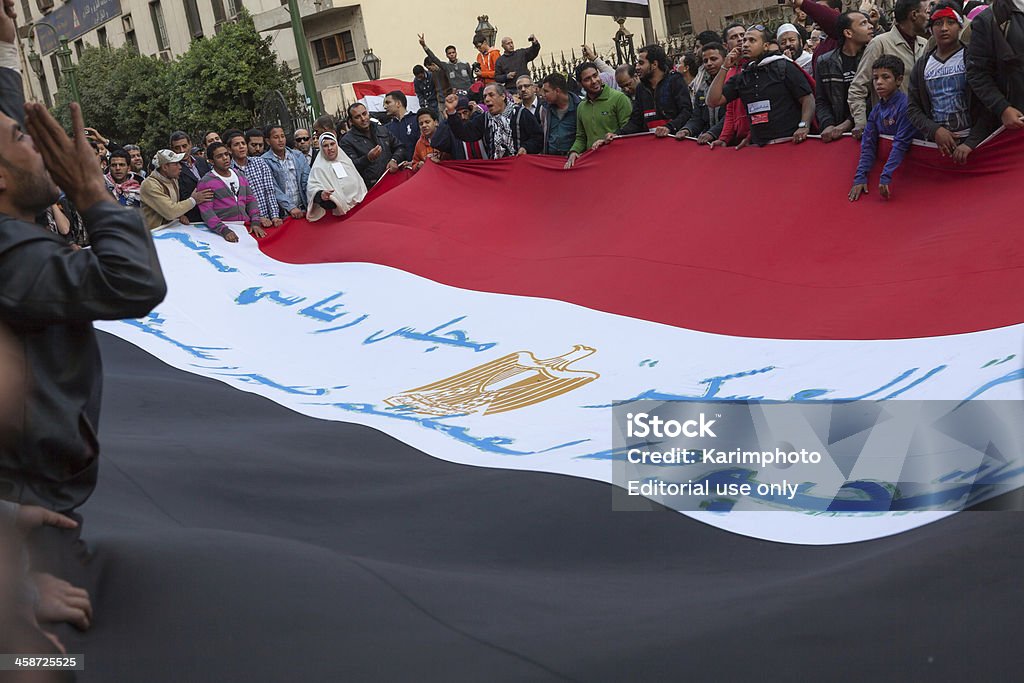 Personas de Tahrir con un enorme bandera - Foto de stock de 2011 libre de derechos