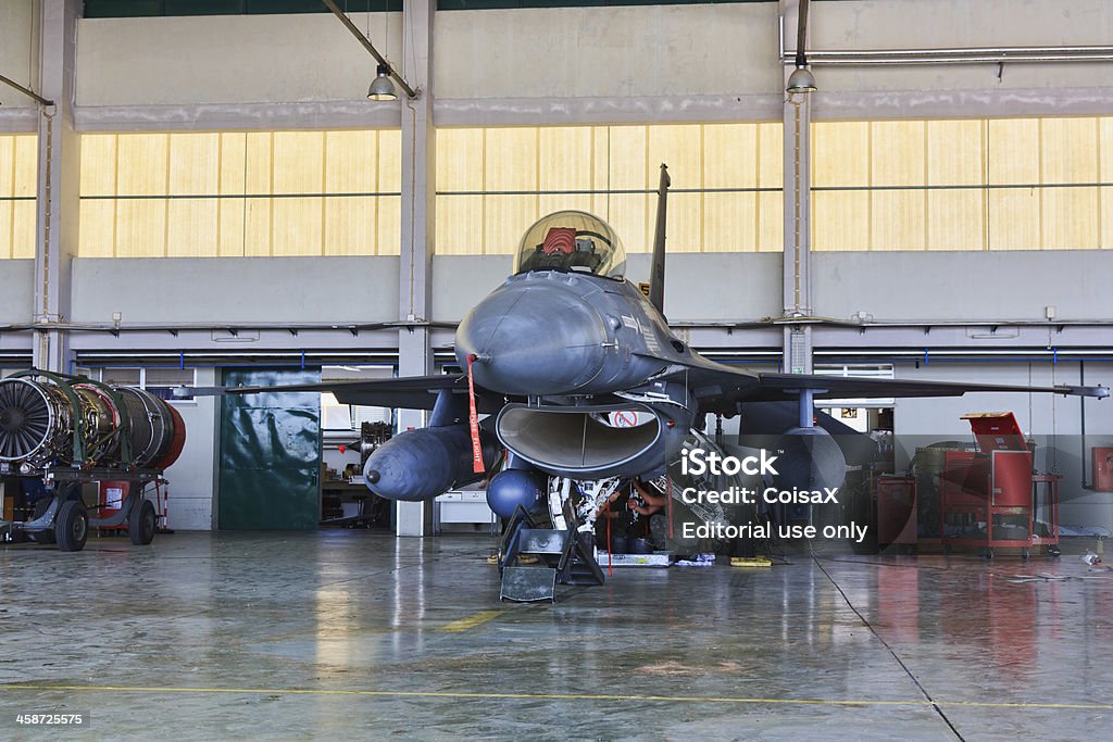F - 16 português no hangar para manutenção - Foto de stock de Consertar royalty-free