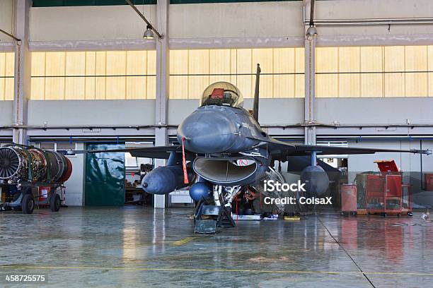 Foto de F 16 Português No Hangar Para Manutenção e mais fotos de stock de Consertar - Consertar, Hangar, Força Aérea