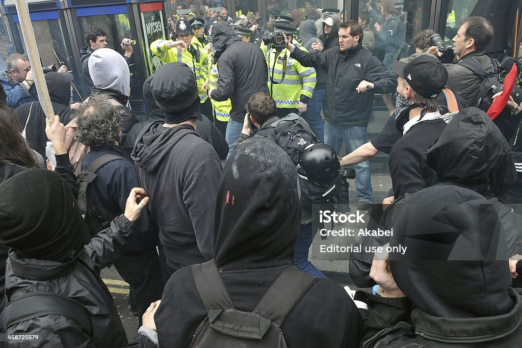 Manifestanti conflitto con la polizia a Londra - Foto stock royalty-free di Lottare