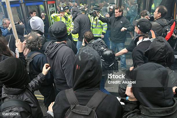 Manifestanti Conflitto Con La Polizia A Londra - Fotografie stock e altre immagini di Lottare - Lottare, Via, Calca