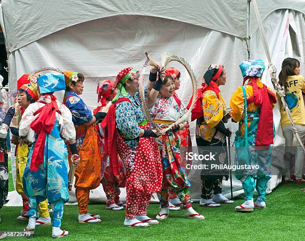 Танцевальная Труппа В Традиционной Одежды На Фестиваль На Оаху — стоковые фотографии и другие картинки Азиатского и индийского происхождения