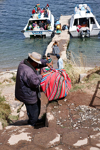 bolivians und touristen boarding boot in copacabana am titicaca-see - bolivia copacabana bolivian ethnicity lake titicaca stock-fotos und bilder