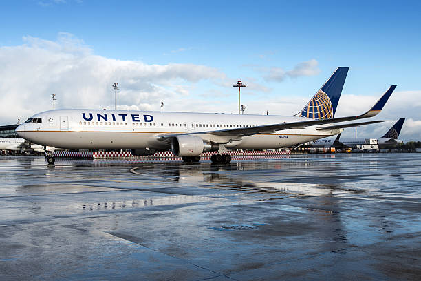 united airlines boeing 767-300/er - named airline fotografías e imágenes de stock
