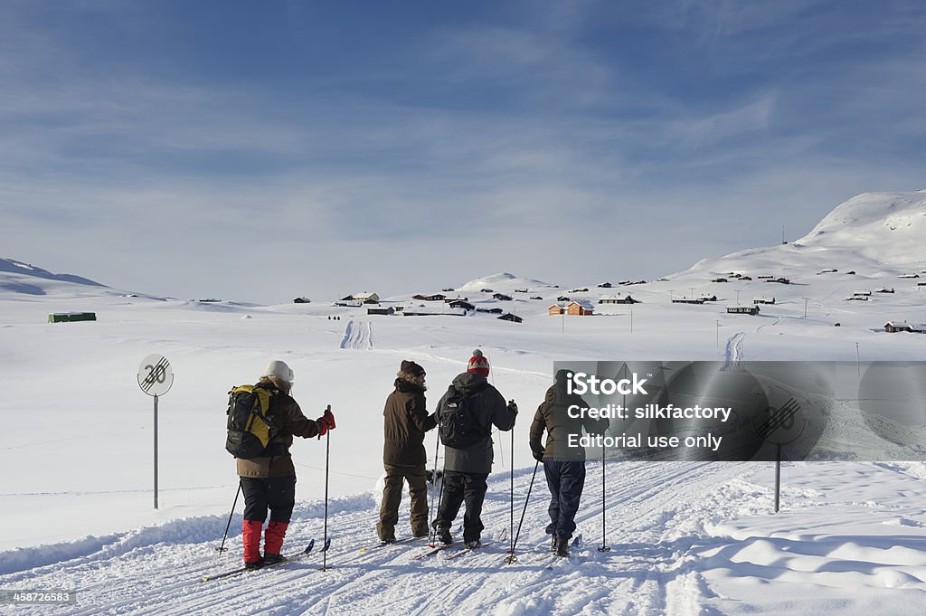 Norwegian famille est le ski de fond à de Jotunheimen - Photo de Aventure libre de droits