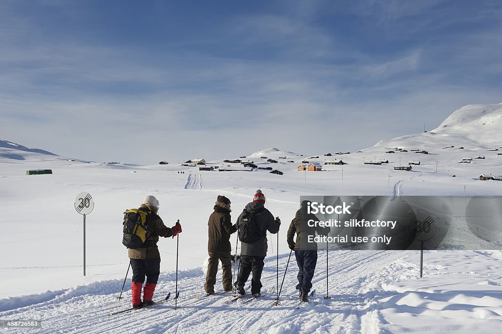 Norueguês família é cross-country Esqui em de Jotunheimen - Royalty-free Ao Ar Livre Foto de stock