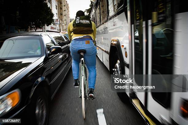 Ciclistas Dirigindo O De Forma Errada Em Massa Crítica - Fotografias de stock e mais imagens de Ao Ar Livre