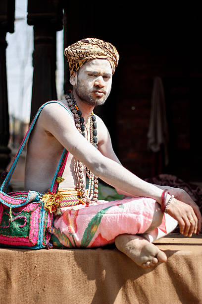 азиатские индийский садху сидя - india sadhu nepalese culture nepal стоковые фото и изображения