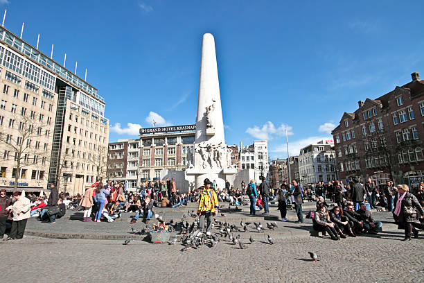 national monument über den damm in amsterdam, niederlande - dam stock-fotos und bilder