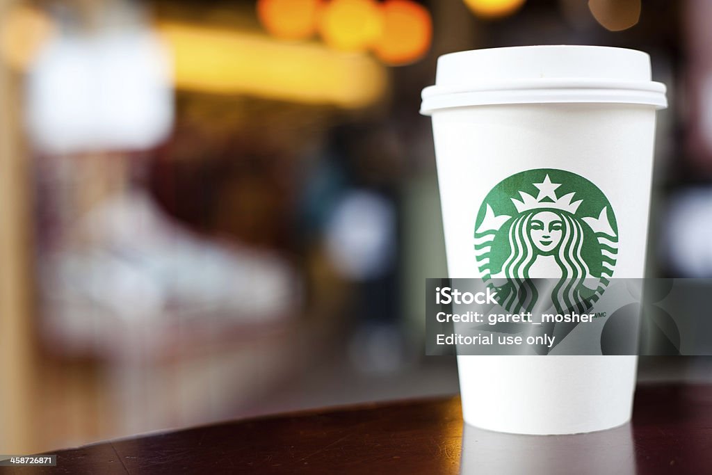 Grande Starbucks para a viagem na mesa - Foto de stock de Starbucks royalty-free