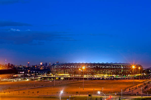 soccer city/auf speisen und getränke-stadion, johannesburg - johannesburg night skyline dusk stock-fotos und bilder