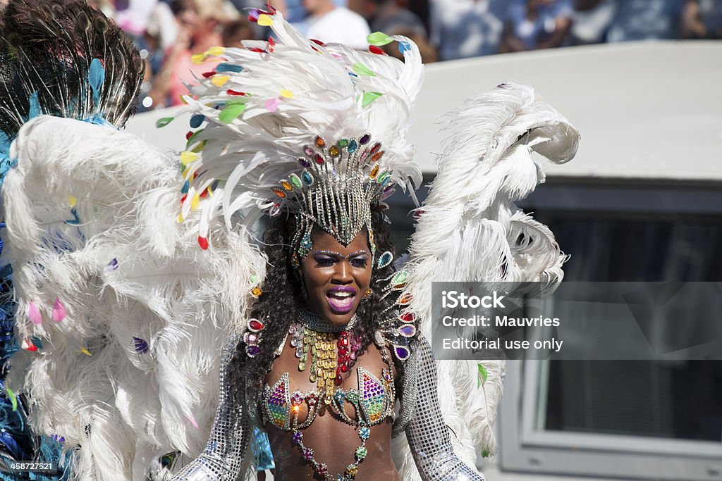 sexy lady avec coloré de plumes - Photo de Amsterdam libre de droits