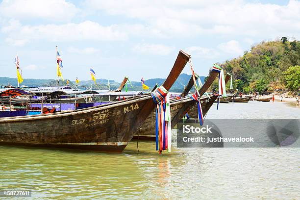 Barcos En La Playa Foto de stock y más banco de imágenes de Agua - Agua, Aire libre, Ao Nang
