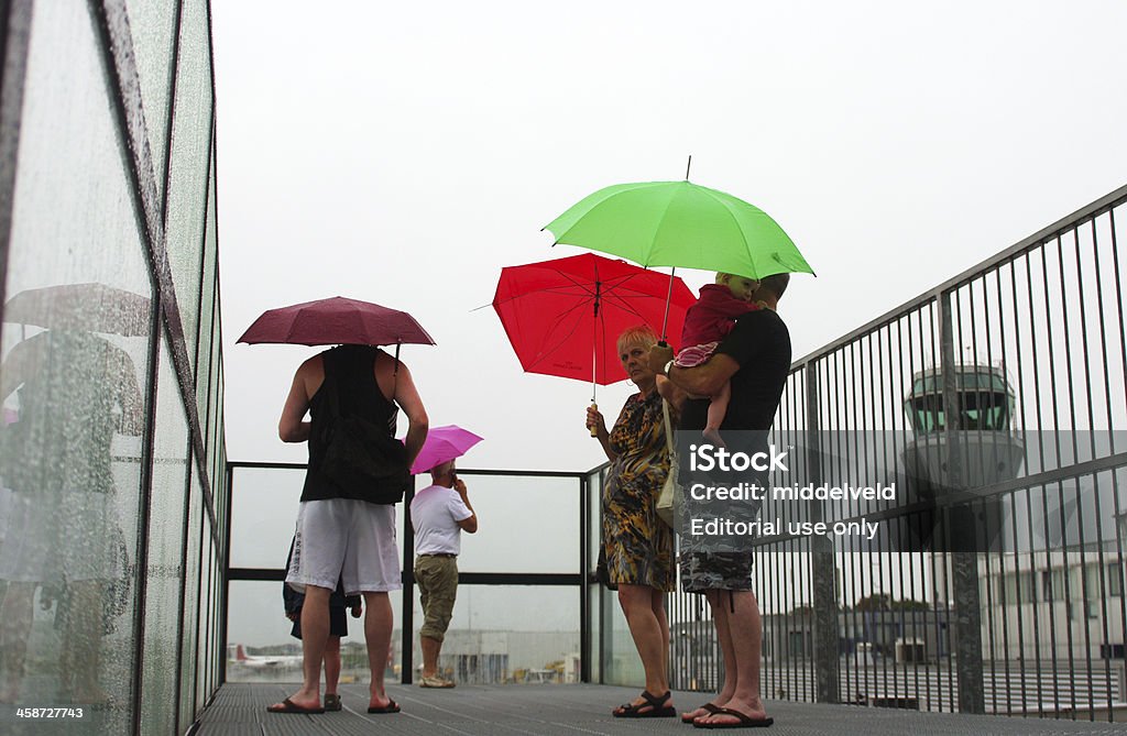 Pessoas à espera na chuva - Foto de stock de Aeroporto royalty-free
