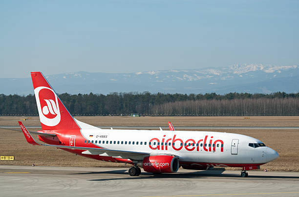 air berlin boeing 737-76n - airfield mountain snow airport stock-fotos und bilder