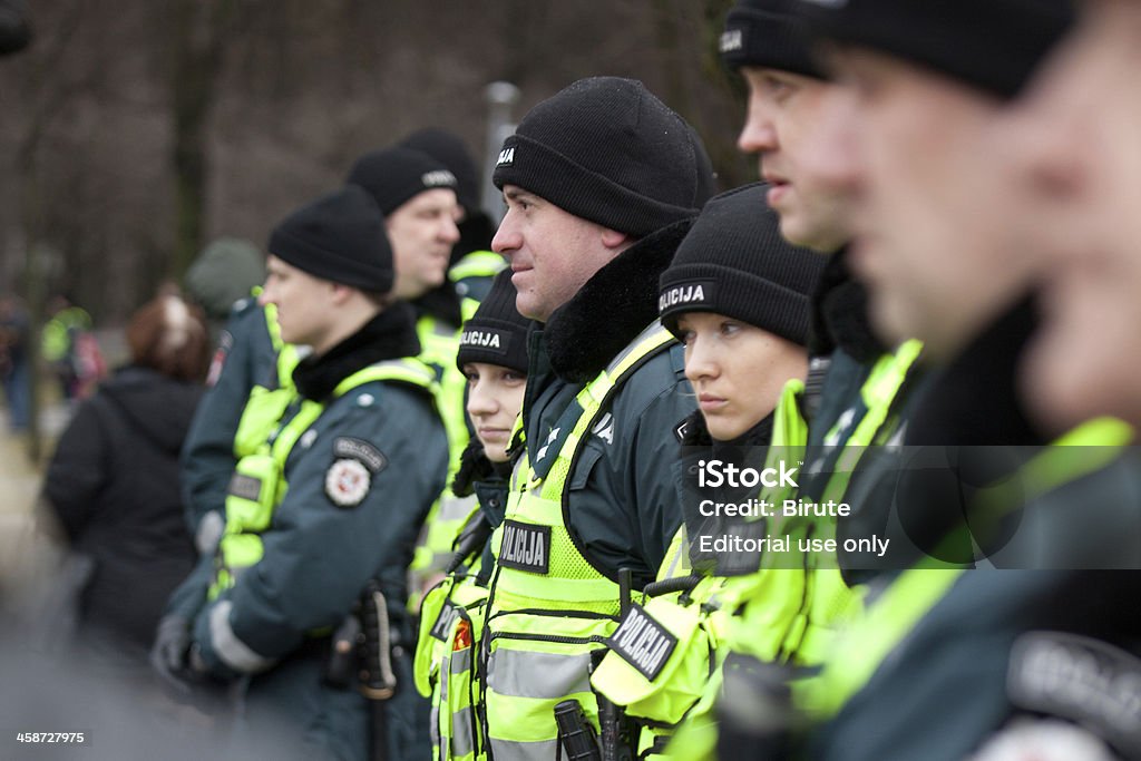 Около 200 сотрудников полиции, обеспечивает безопасность во время марта - Стоковые фото Безопасность роялти-фри