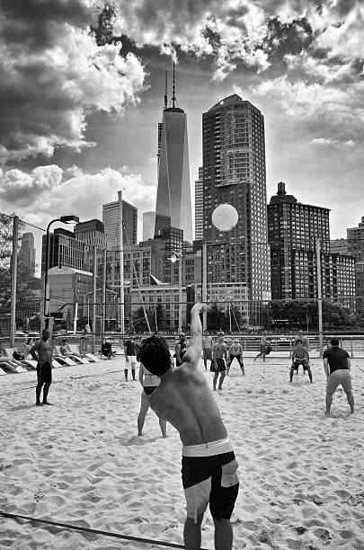 beach-volleyball-spiel & lower manhattan skyline, new york city und wtc - caucasian three dimensional shape men sky stock-fotos und bilder