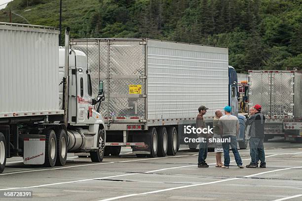 Kierowcy Ciężarówek Czekać Na Prom - zdjęcia stockowe i więcej obrazów Kierowca ciężarówki - Kierowca ciężarówki, Dyskusja, Ciężarówka